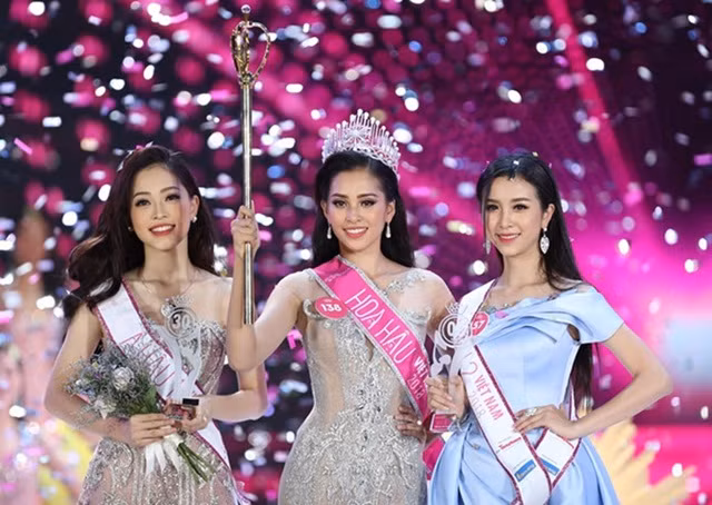 Nguyễn Thị Thúy An (bên phải) trong giây phút đăng quang danh hiệu Á hậu 2 tại đêm chung kết