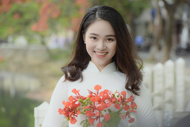Nữ sinh tuổi 16 lãng mạn bên chùm hoa phượng đỏ ảnh 14 Nữ sinh tuổi 16 lãng mạn bên chùm hoa phượng đỏ ảnh 14