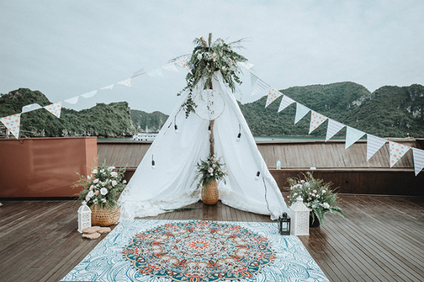 Sân khấu chính là một túp lều bằng lụa trắng, nổi bật trên nền biển xanh thẳm. Đây cũng là nơi đôi uyên ương trao lời thề nguyền thiêng liêng. dam-cuoi-lenh-denh-giua-vinh-ha-long-cua-cap-doi-philippines-4