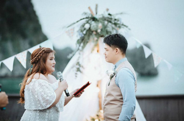 Đôi uyên ương đã thuêmột du thuyền trên vịnh Hạ Long trong 2 ngày 1 đêm để có những phút giây khó quên với các vị khách mời đến từ Philippines, Singapore... dam-cuoi-lenh-denh-giua-vinh-ha-long-cua-cap-doi-philippines-2