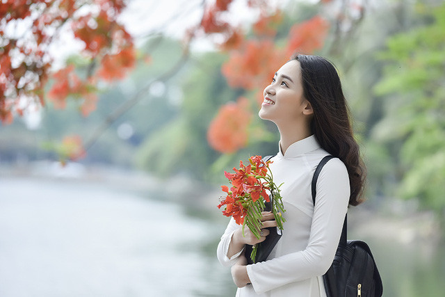 Nữ sinh tuổi 16 lãng mạn bên chùm hoa phượng đỏ ảnh 6 Nữ sinh tuổi 16 lãng mạn bên chùm hoa phượng đỏ ảnh 6