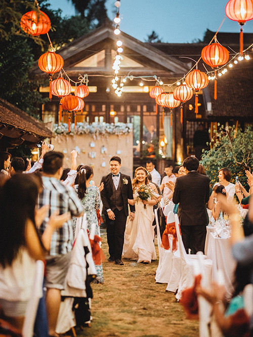 Sau đó, Mei và Cha còn tổ chức một buổi tiệc mừng khác với sự góp mặt của khách mời bản xứ. dam-cuoi-lenh-denh-giua-vinh-ha-long-cua-cap-doi-philippines-7