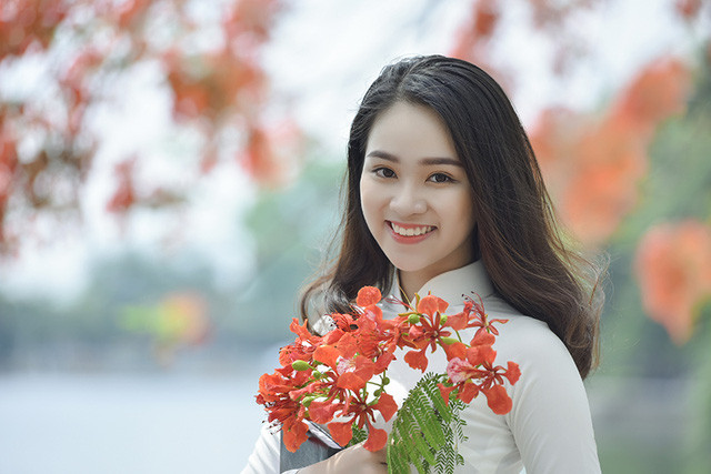 Nữ sinh tuổi 16 lãng mạn bên chùm hoa phượng đỏ ảnh 9 Vẻ đẹp của thiếu nữ tuổi 16 bên hoa phượng vĩ