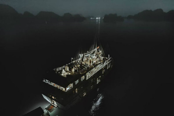 Cô dâu, chú rể cùng khách mời đã có một đêm không ngủ với nhiều trò chơi và hoạt động ý nghĩa. dam-cuoi-lenh-denh-giua-vinh-ha-long-cua-cap-doi-philippines-5