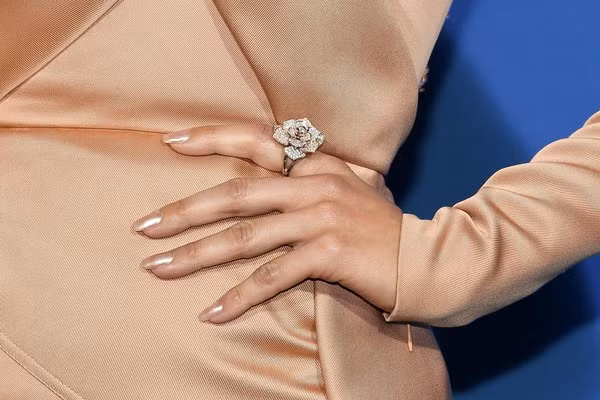  Cận cảnh chiếc nhẫn kim cương tinh xảo trên tay diva xinh đẹp 