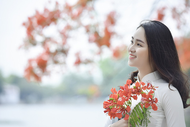Nữ sinh tuổi 16 lãng mạn bên chùm hoa phượng đỏ ảnh 10 Nữ sinh tuổi 16 lãng mạn bên chùm hoa phượng đỏ ảnh 10
