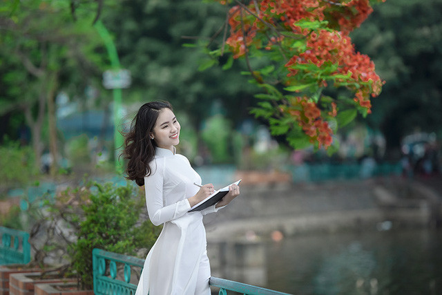 Nữ sinh tuổi 16 lãng mạn bên chùm hoa phượng đỏ ảnh 2 Là học sinh, Ngọc Anh yêu vẻ đẹp của tà áo dài trắng. Và em muốn thực hiện bộ ảnh này để lưu lại ký ức tuổi học trò.