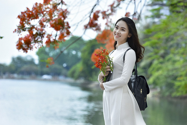 Nữ sinh tuổi 16 lãng mạn bên chùm hoa phượng đỏ ảnh 7 Nữ sinh tuổi 16 lãng mạn bên chùm hoa phượng đỏ ảnh 7