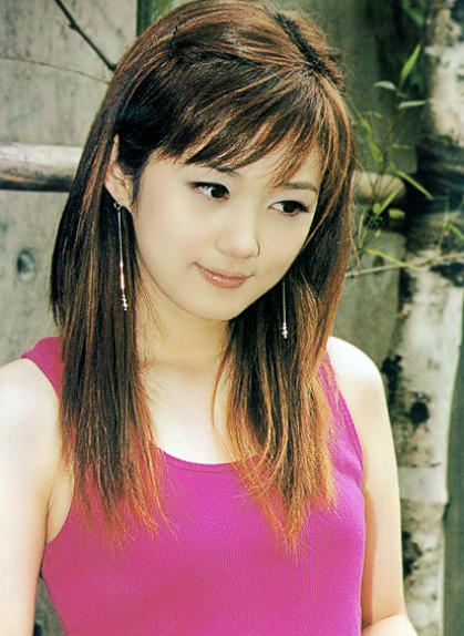 Vẻ xinh xắn của Jang Nara hồi năm 2003 - lúc 22 tuổi.Ngoàidiễn xuất, cô còn thành công nhờ giọng hát truyền cảm và khả năng hát live tốt. Các ca khúc do cô thể hiện liên tục đứng đầu các bảng xếp hạng âm nhạc. Trong đó, "Sweet Dream" từng đoạt giải video ca nhạc solo nữ hay nhất năm 2002 -được giới trẻ Hàn yêu thích đến bây giờ. nhan-sac-tre-trung-gay-sot-cua-jang-nara-5