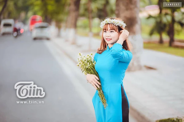 Chàng trai cho cô gái mượn chân làm gối suốt chặng đường dài 