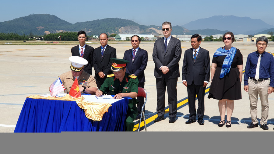 Lễ hồi hương hài cốt quân nhân Hoa Kỳ mất tích trong chiến tranh ở Việt Nam lần thứ 150 đã diễn ra tại Sân bay quốc tế Đà Nẵng, Việt Nam. Lễ hồi hương hài cốt quân nhân Hoa Kỳ mất tích trong chiến tranh ở Việt Nam lần thứ 150 đã diễn ra tại Sân bay quốc tế Đà Nẵng, Việt Nam.