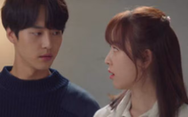 Mẹ chồng tương lai dúi vào tay món quà, tôi lặng người khi thấy thứ ở bên trong