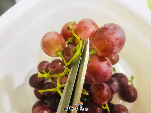 Thêm thứ bột này khi rửa nho, đảm bảo sạch ăn mà không cần bỏ vỏ 