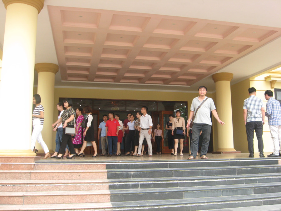 Các cán bộ coi thi chia thành các đoàn về lại điểm thi