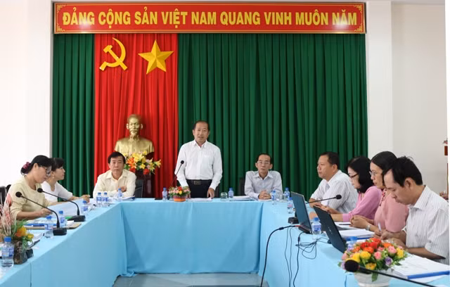 Ông Đoàn Tấn Bửu – Phó chủ tịch UBND tỉnh phát biểu chỉ đạo tại buổi làm việc với Trưởng các Điểm thi.