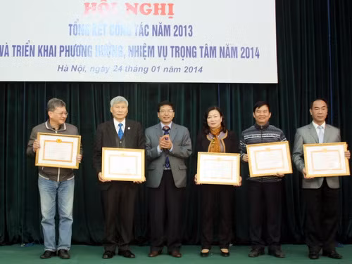 Đồng chí Nguyễn Quốc Chính (ngoài cùng bên trái) - Phó Tổng Biên tập Báo GD&TĐ nhận Bằng khen từ Đảng bộ Bộ GD&ĐT