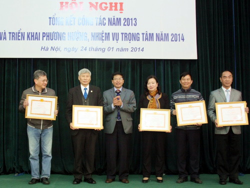 Đồng chí Nguyễn Quốc Chính (ngoài cùng bên trái) - Phó Tổng Biên tập Báo GD&TĐ nhận Bằng khen từ Đảng bộ Bộ GD&ĐT Đồng chí Nguyễn Quốc Chính (ngoài cùng bên trái) - Phó Tổng Biên tập Báo GD&TĐ nhận Bằng khen từ Đảng bộ Bộ GD&ĐT