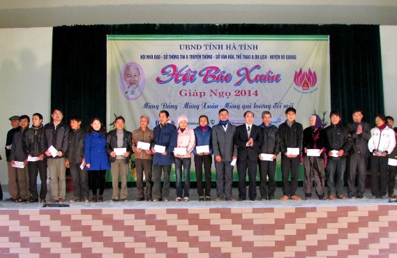 Hà Tĩnh: Hội Báo Xuân 2014 và quà tết cho học sinh Vũ Quang