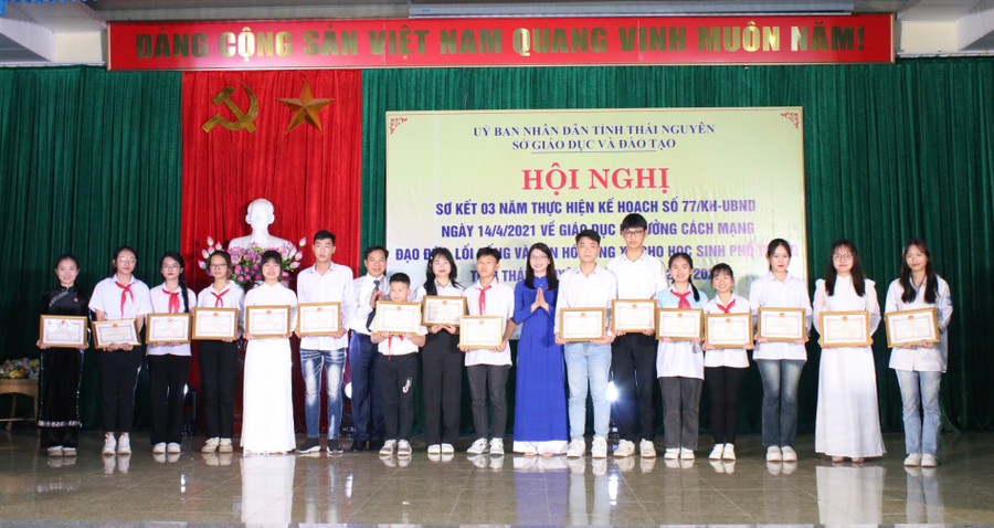 Dịp này, Ban tổ chức cũng khen thưởng 16 tập thể, 32 cá nhân điển hình tiên tiến, có thành tích xuất sắc trong thực hiện Kế hoạch 77 của UBND tỉnh Thái Nguyên giai đoạn 2021-2025.