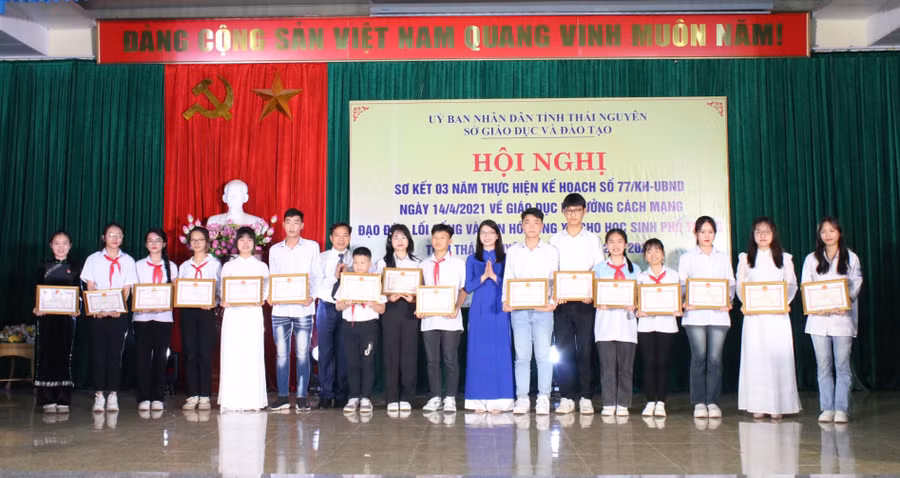 Dịp này, Ban tổ chức cũng khen thưởng 16 tập thể, 32 cá nhân điển hình tiên tiến, có thành tích xuất sắc trong thực hiện Kế hoạch 77 của UBND tỉnh Thái Nguyên giai đoạn 2021-2025.