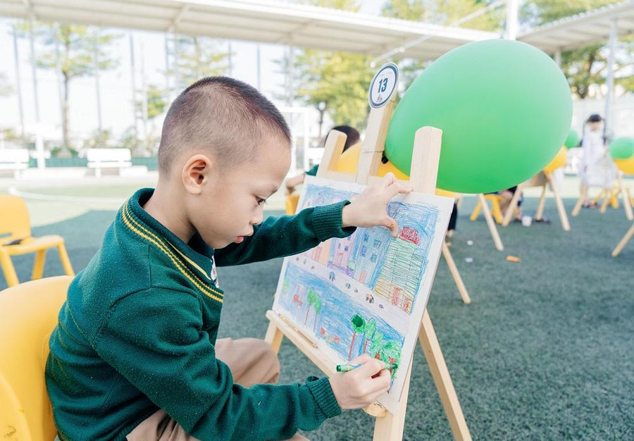 Hoạ sĩ nhí vẽ thành phố Thái Nguyên trong tương lai. Hoạ sĩ nhí vẽ thành phố Thái Nguyên trong tương lai.