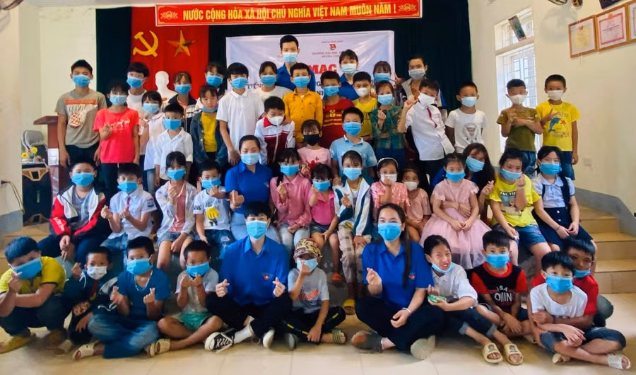 Các tình nguyện viên chụp ảnh lưu niệm tại buổi bế mạc lớp dạy Tiếng Anh cộng đồng tại huyện Vân Hồ - Mộc Châu.