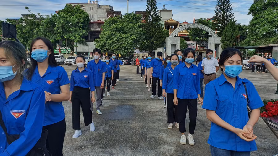 Sinh viên Trường Đại học Tây Bắc tham gia hiến máu tình nguyện.