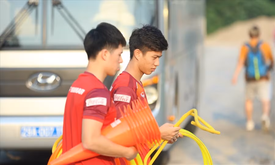 Dù gặp chấn thương nhưng Phan Văn Đức vẫn đuợc triệu tập lên tập cùng ĐT Việt Nam để đích thân HLV Park theo dõi quá trình hồi phục cho thấy vai trò cực kỳ quan trọng của cầu thủ người Nghệ An trong mắt ông. Ảnh: HOÀI THU