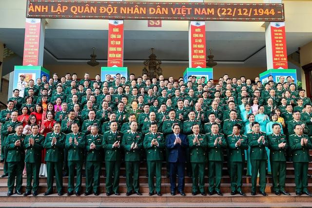Thủ tướng chụp ảnh lưu niệm khi thăm Bộ Tư lệnh Bộ đội Biên phòng - Ảnh: VGP/Nhật Bắc Thủ tướng chụp ảnh lưu niệm khi thăm Bộ Tư lệnh Bộ đội Biên phòng - Ảnh: VGP/Nhật Bắc