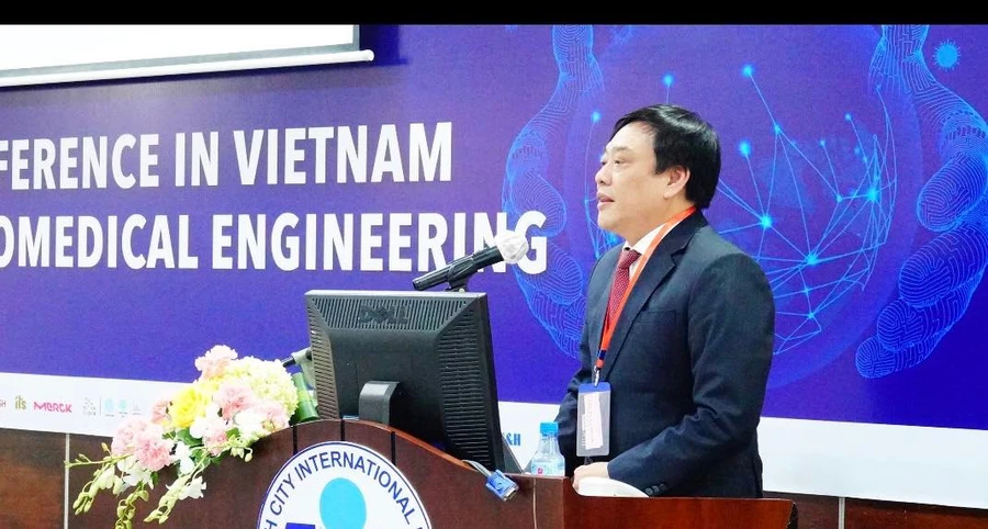 PGS.TS Trần Tiến Khoa, Hiệu trưởng Trường ĐH Quốc tế, ĐHQG TPHCM phát biểu tại hội thảo.