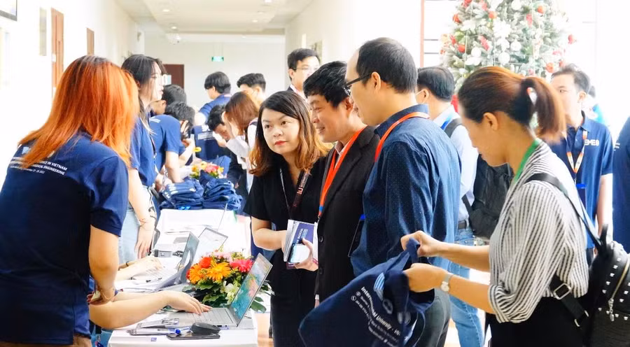 Đông đảo các đại biểu tham gia hội thảo