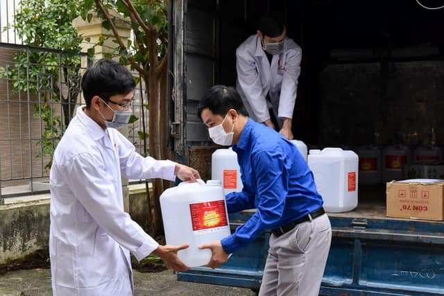 Trường Đại học Bách khoa tặng người dân vùng dịch Vĩnh Phúc 500 lít dung dịch khử khuẩn. Trường Đại học Bách khoa tặng người dân vùng dịch Vĩnh Phúc 500 lít dung dịch khử khuẩn.