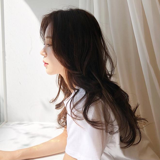 Màu tóc nhuộm ra nắng cũng đẹp, mà vào bóng râm nhìn lại càng sang dành cho nàng công sở ảnh 7 Màu tóc nhuộm ra nắng cũng đẹp, mà vào bóng râm nhìn lại càng sang dành cho nàng công sở ảnh 7