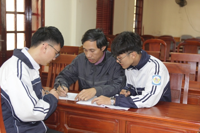Ba thầy trò nghiên cứu phương án hoàn thiện hệ thống đem dự thi KHKT quốc tế