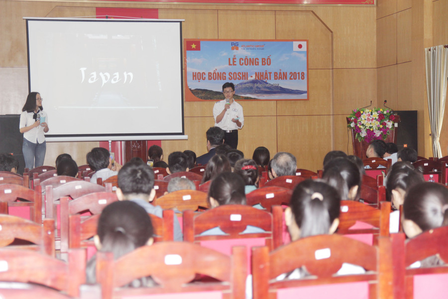 Học sinh thuyết trình giới thiệu về đất nước Nhật Bản bằng tiếng Anh