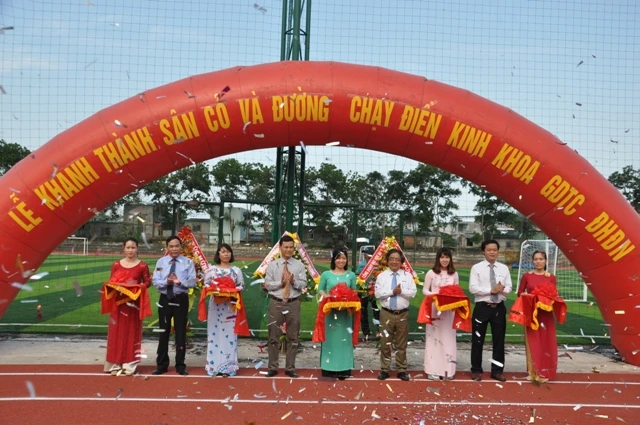  Lãnh đạo ĐH Đà Nẵng cắt bang khánh thành sân cỏ nhân tạo và đường chạy điền kinh. 