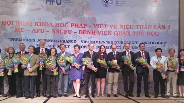 Tặng hoa cho các đại biểu tham dự hội nghị khoa học