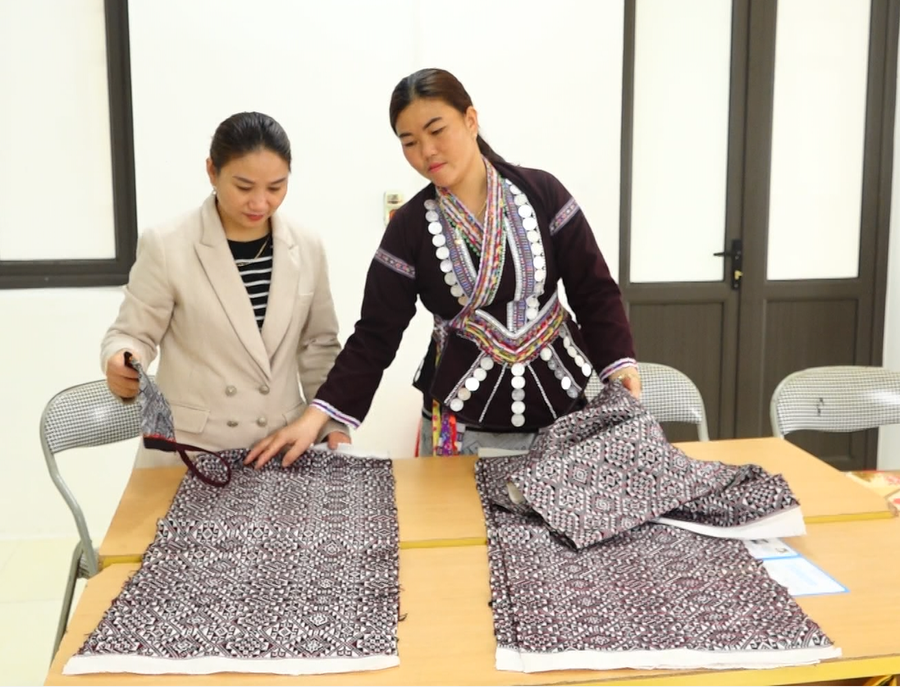 Phụ nữ người Lự ở Nặm Tăm được hướng dẫn duy trì nghề dệt truyền thống.