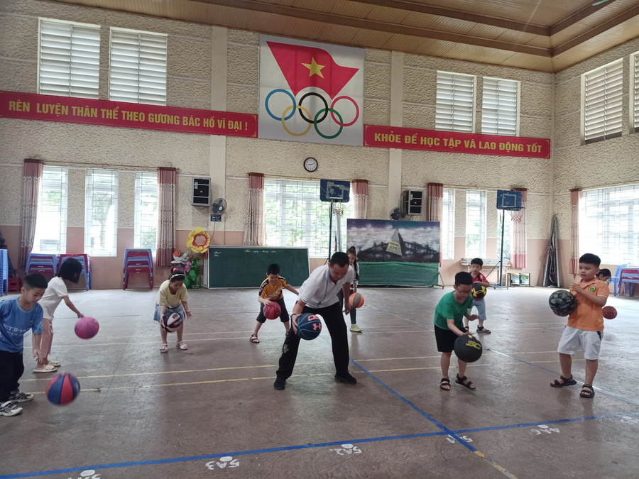 Tiết thể dục của thầy trò trường Tiểu học Hoàng Văn Thụ.
