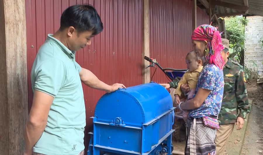 Người Lự ở xã Nặm Tăm được hỗ trợ nông cụ sản xuất.