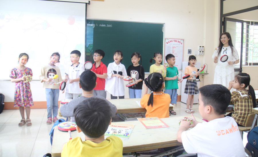 Học sinh lớp 2 trường Tiểu học Hoàng Văn Thụ vui vẻ trong tiết Âm nhạc.