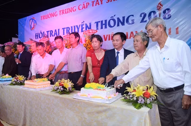 Tại lễ kỉ niệm 36 năm ngày Nhà giáo Việt Nam, Trường trung cấp Tây Sài Gòn đã tổ chức lễ mừng thọ cho 20 học viên của trường 