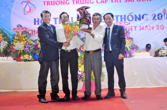 Một học viên lớn tuổi nhận quà kỉ niệm của Ban giám hiệu nhà trường tại lễ kỉ niệm ngày Nhà giáo Việt Nam 20/11 Một học viên lớn tuổi nhận quà kỉ niệm của Ban giám hiệu nhà trường tại lễ kỉ niệm ngày Nhà giáo Việt Nam 20/11