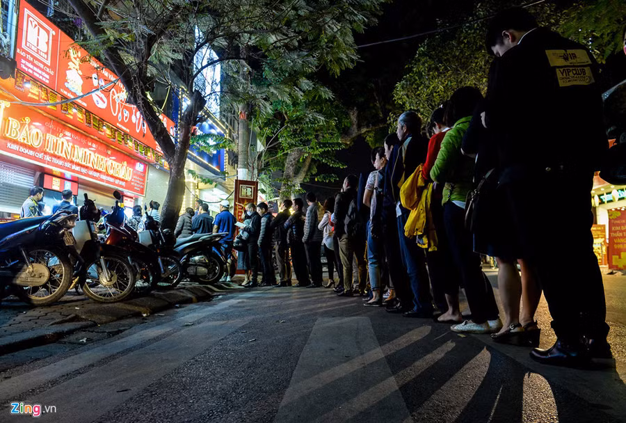 Mua vang ngay Than Tai, khach lo ngay gan 1 trieu dong moi luong hinh anh 1