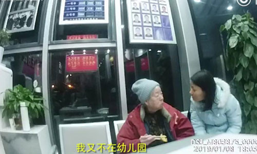 Người mẹ già không nhớ rằng con gái mình đã ra trường hơn 30 năm. Ảnh: sina.