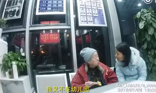 Người mẹ già không nhớ rằng con gái mình đã ra trường hơn 30 năm. Ảnh: sina.