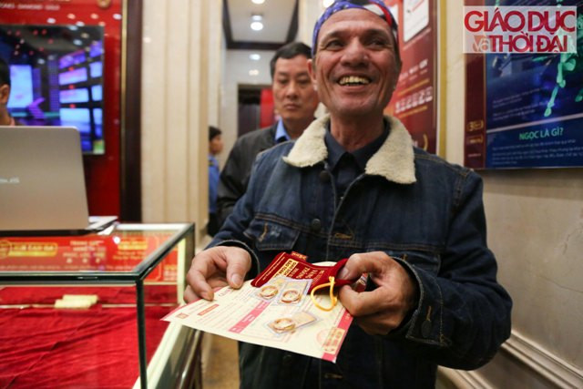 Ông Hùng - nhà Yên Sở (Hà Nội) xếp hàng từ 1h sáng để chờ mua vàng, ông Hùng cho biết đã nhiều năm nay ông có thói quen mua vàng trong ngày Thần Tài để mong muốn gặp may mắn trong năm.