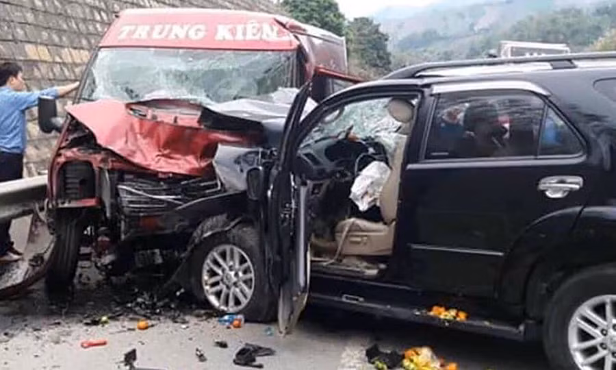 Ô tô đâm nhau trên cao tốc Nội Bài - Lào Cai: 2 nạn nhân đã tử vong