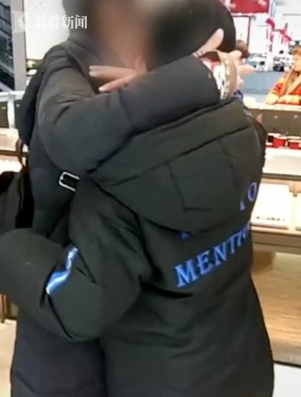 Hai mẹ con ôm nhau khóc trong tiệm trang sức, biết được câu chuyện đằng sau ai cũng thốt lên: “Ước gì như cô ấy” - Ảnh 4. Hai mẹ con ôm nhau khóc trong tiệm trang sức, biết được câu chuyện đằng sau ai cũng thốt lên: “Ước gì như cô ấy” - Ảnh 4.