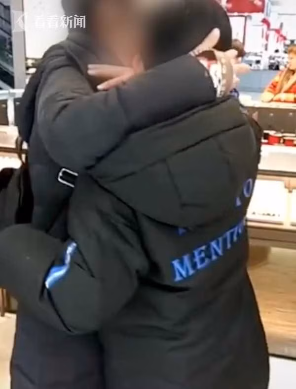 Hai mẹ con ôm nhau khóc trong tiệm trang sức, biết được câu chuyện đằng sau ai cũng thốt lên: “Ước gì như cô ấy” - Ảnh 4.